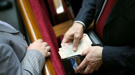 Як зросли зарплати депутатів: на Безуглу минулого року з бюджету витратили 1,5 млн грн