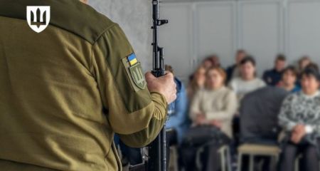 Воювати доведеться всім: відмовитись не вийде. Чоловіки, жінки та діти