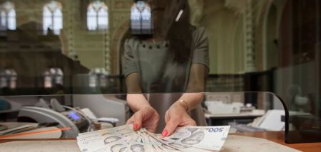 Українці активно “здають” гроші в банки: яким банкам довіряють найбільше