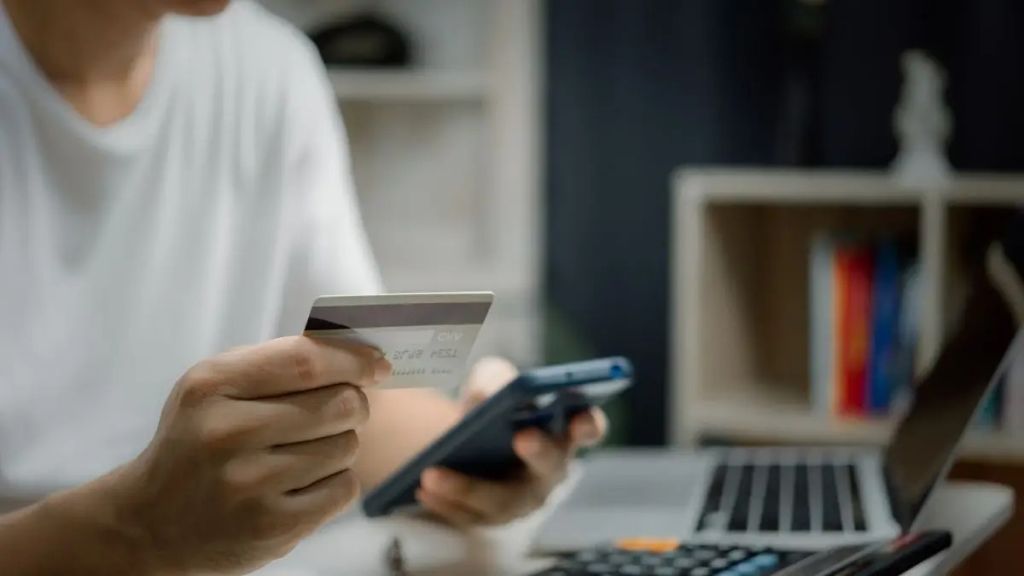 Скільки можна переказувати грошей собі на картку: максимальна сума