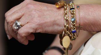 Улюблені підвіски королеви Камілли: розглядаємо прикраси, які дружина Чарльза носить не знімаючи