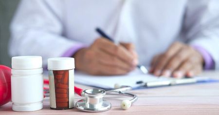 В Україні частину медиків позбавлять броні від мобілізації: вже готують списки