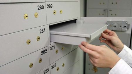 Податкова зможе контролювати сейфи: Кабмін погодився на розширення доступу до банківських даних