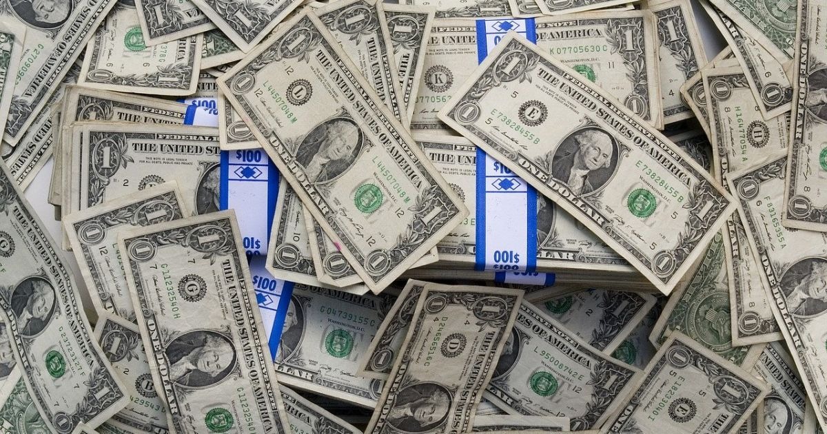Чого очікувати від валютного ринку в квітні: прогноз банкіра