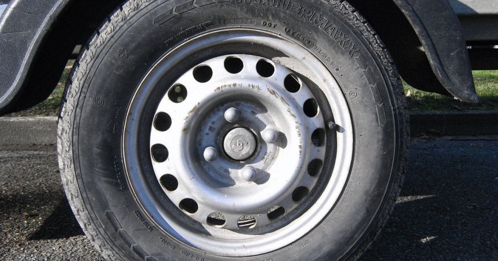 Як безпечно їздити на літній гумі під час весняного похолодання: поради