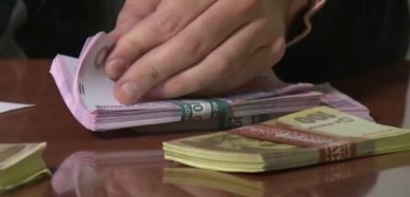 В Україні підвищать виплати з 1 травня: по 8000 та 20000 гривень кожному