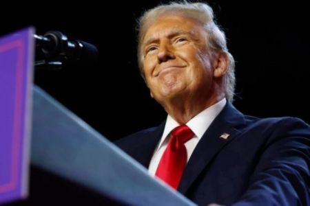 “Цілують мене в дупу”. Трамп різко висловився про спроби укласти з США торгову угоду