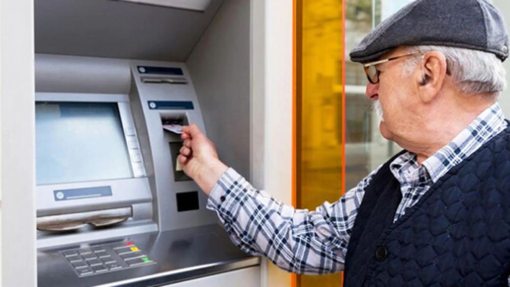 Пенсіонерам можуть блокувати картки через борги за комуналку