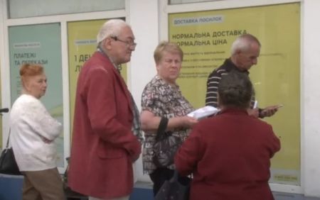 На картку або через “Укрпошту”: українцям виплатять по 4000 грн до важливої дати