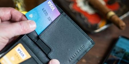 Банківські картки перетворили на пастку: податкова зчитує кожен переказ — платитимуть усі