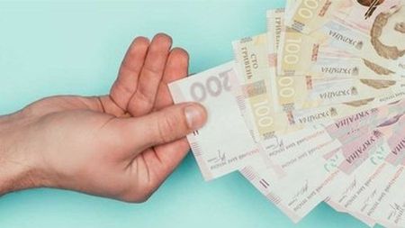 Українцям надають до 20 тисяч гривень грошової допомоги: як отримати виплати