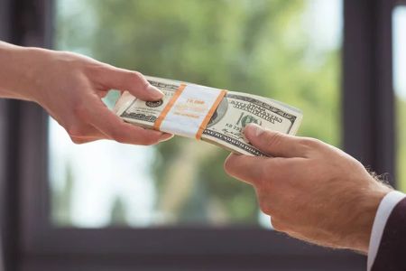 Міжнародний фонд оголосив про видачу українцям по 750 доларів: як отримати грошову допомогу