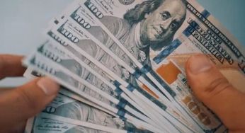 Українці масово позбавляються доларів: вклади у валюті падають, що обрали “на заміну”