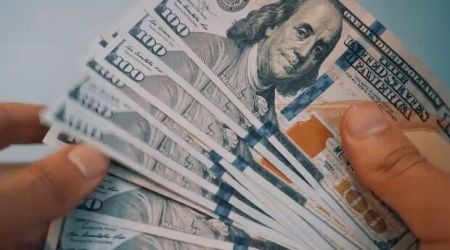 Українці масово позбавляються доларів: вклади у валюті падають, що обрали “на заміну”