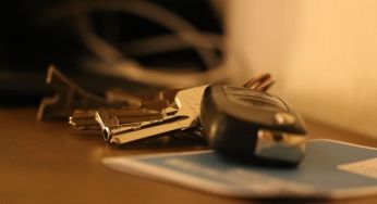 Чоловік виліз на дах авто, врізався у шлагбаум і побіг голяка: що сталося