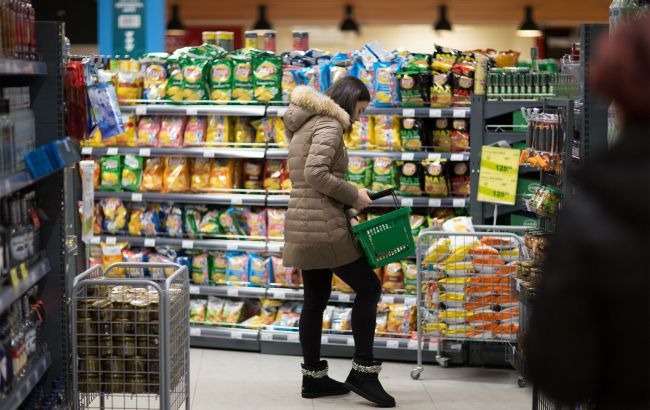 Названо найшкідливіші снеки, якими завалені українські магазини