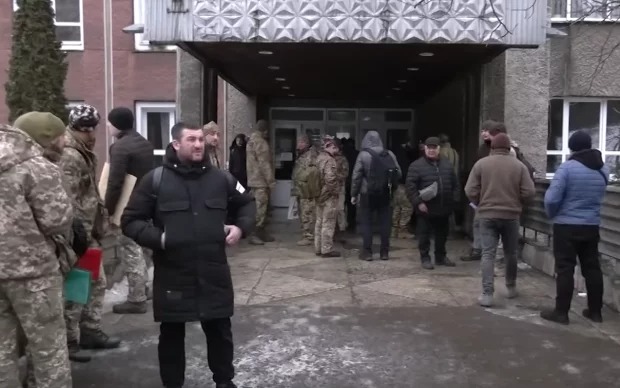 Ухилянтів обдирають і ТЦК, і юристи: скільки коштує “врятуватися” від мобілізації