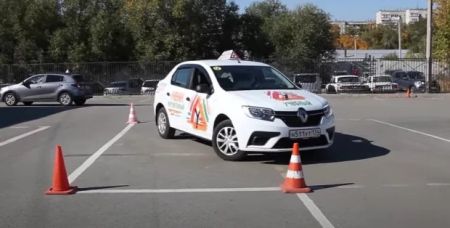 Дорогі курси, важкі тести та нові правила: як українцям отримати права в Польщі