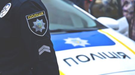 Допомагали водіям здати на права за гроші: у Києві затримали банду “бігунків”