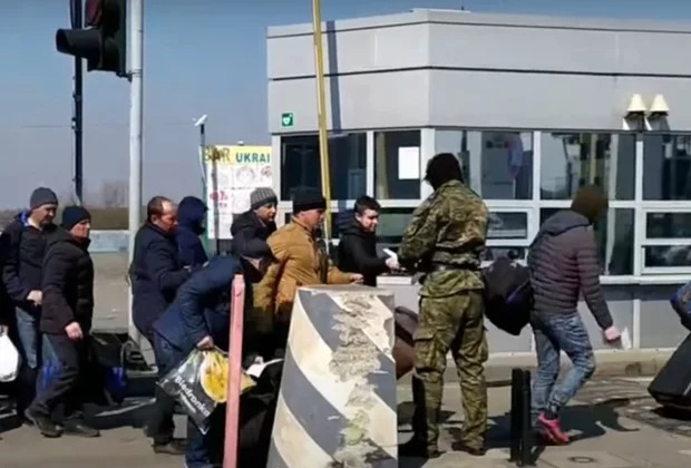 Чоловіки можуть виїхати за кордон? Юрист пояснив нюанс мобілізації