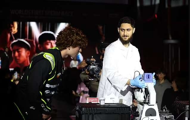 Студенти-мільйонери влаштували перегони своїх сперматозоїдів на очах у публіки: хто переміг