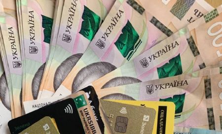 Українцям видають по 11 тисяч гривень: хто може отримати грошову допомогу і як це зробити