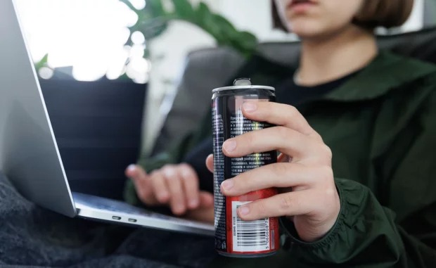Енергетики тепер під забороною: українських підлітків почнуть штрафувати за банку бадьорості