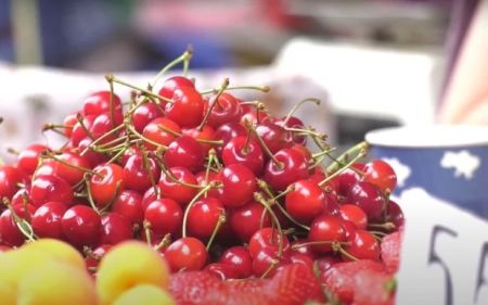 Пенсія — 2300, черешня — 2400: у Києві ціна на ягоди пробили дно здорового глузду