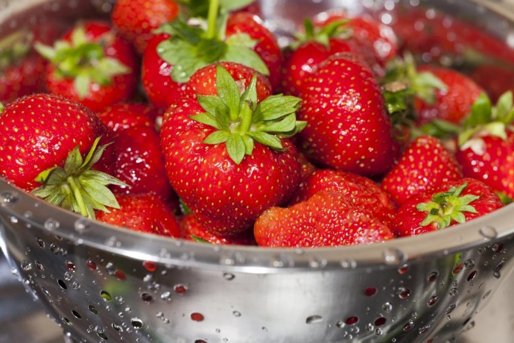 Ціни на полуницю в Україні кусаються: експерт пояснив, чи буде ягода дешевшати