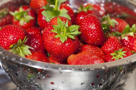 Ціни на полуницю в Україні кусаються: експерт пояснив, чи буде ягода дешевшати