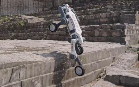 У Китаї представили колісного робота, якому не страшні бруд і завали