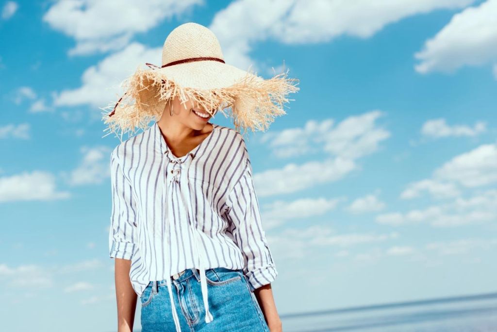 Як стильно одягатися у спеку: поради на всі випадки життя