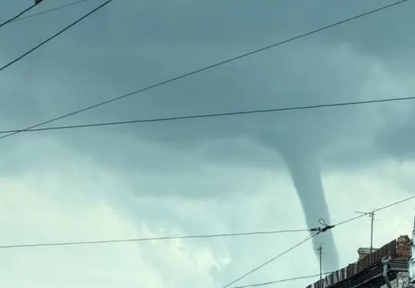 “Матриця дала збій”: у Чернігові помітили смерч, видовище викликало ажіотаж у мережі