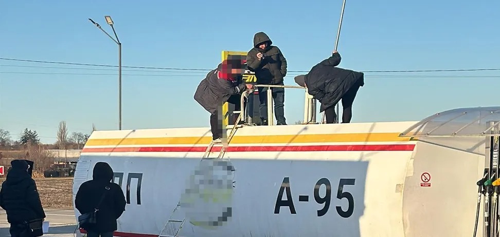 На АЗС українцям замість бензину заливали фальсифікат: де продавали “бодягу”