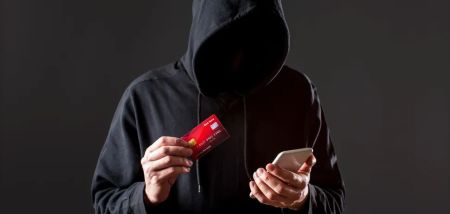 Українцям надсилають повідомлення від Ощадбанку і крадуть гроші: як працює шахрайська схема