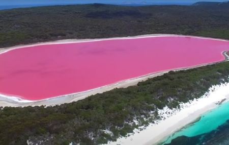 Де знаходиться найкрасивіше рожеве озеро у світі та чому там немає туристів
