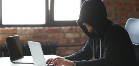 Пишуть від імені податкової та крадуть доступ до акаунтів: в Україні викрили шахрайську схему