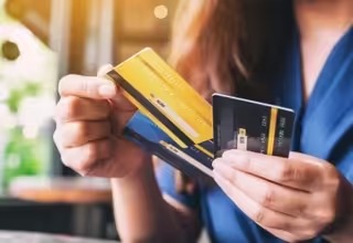 Понад 50 переказів на картку на місяць: скільки українців потрапили під контроль податківців