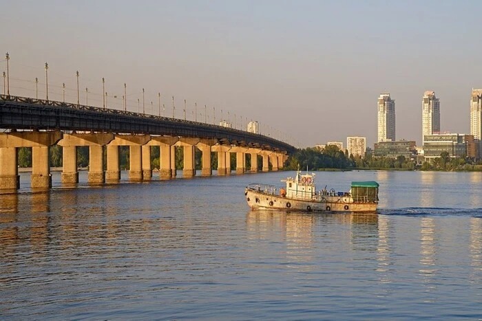 З мосту Патона сиплеться каміння. Влада відреагувала на відео, що налякало киян