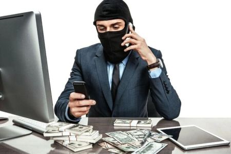 Шахраї «голосом» доньки виманили у матері всі заощадження: деталі справи