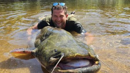 Рибалка спіймав гігантського сома: це національний рекорд (ФОТО)