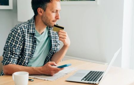 Податкова не покарає за карткові перекази: українцям підказали законний спосіб уникнути штрафу