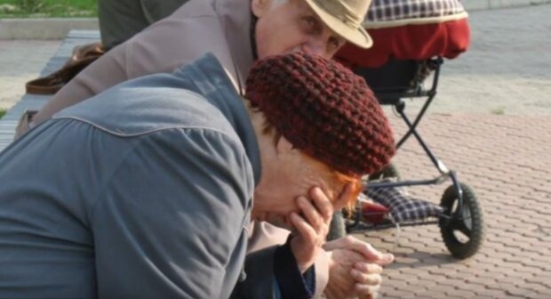 Пенсіонерів примусово залишать без грошей: “Ощадбанк” поверне пенсії до ПФУ