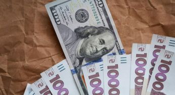 Такого не було з початку війни: українці масово здають валюту