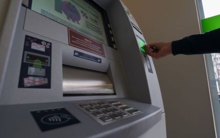 Банки зріжуть ліміти: скільки можна буде переказати за карткою з 1 червня