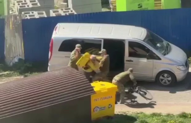 Повістки, полювання на ухилянтів, велетенські штрафи: які зміни у мобілізації у червні