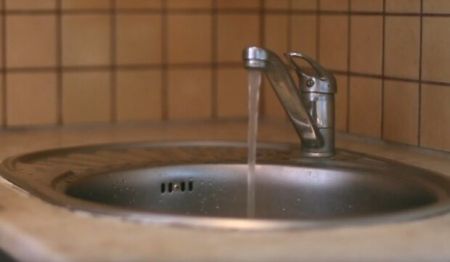 Комунальники закликають підвищувати тарифи: через нові платіжки замінимо ванну та душ тазиками