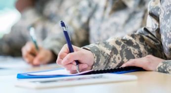 З підручниками в окопі: мобілізованій молоді дозволили вчитися під час служби