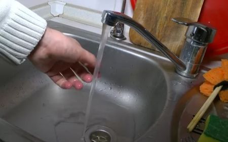 Вода тільки за графіком: комунальники погрожують перекрити кран