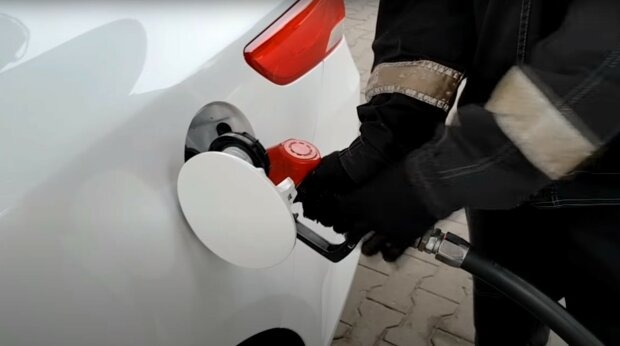 Увага всіх водіїв – спирт замість бензину: які АЗС загроблять ваше авто